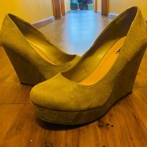 Soda wedge pumps in olive grey worn once !